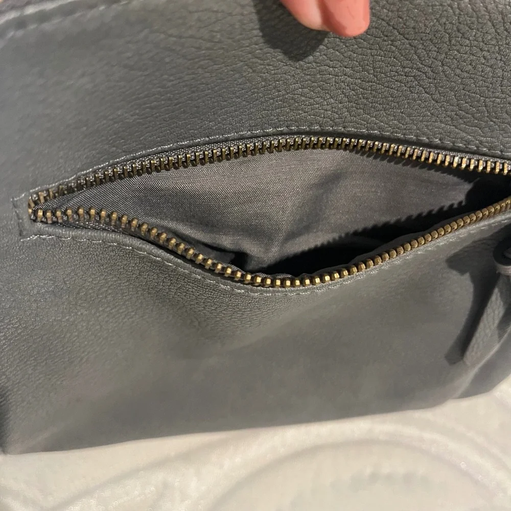 Sonoma Goods For Life Gray Pebbled Faux Leather Crossbody Bag‎ Messenger Purse